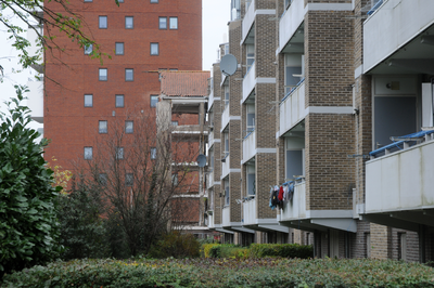 913103 Gezicht op de achterzijde van het flatgebouw aan de Aalbersestraat te Utrecht, met op de achtergrond het ...